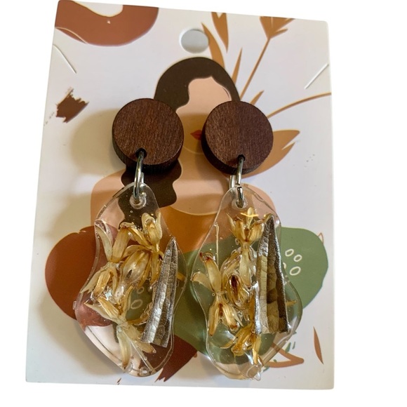 Four piece Resin Jewelry Set Floral Dangle Earrings Nature Butterfly Necklace - Picture 7 of 8